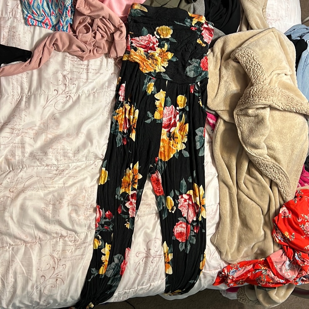 Color:black,green,yellow and red.  Size:M